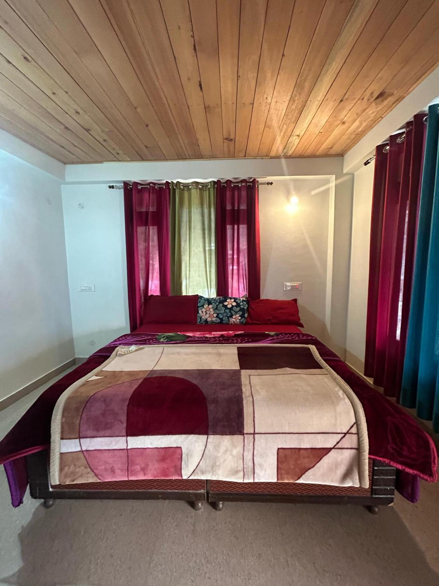 New Brahma Cafe Guest House Kalgha 外观 照片