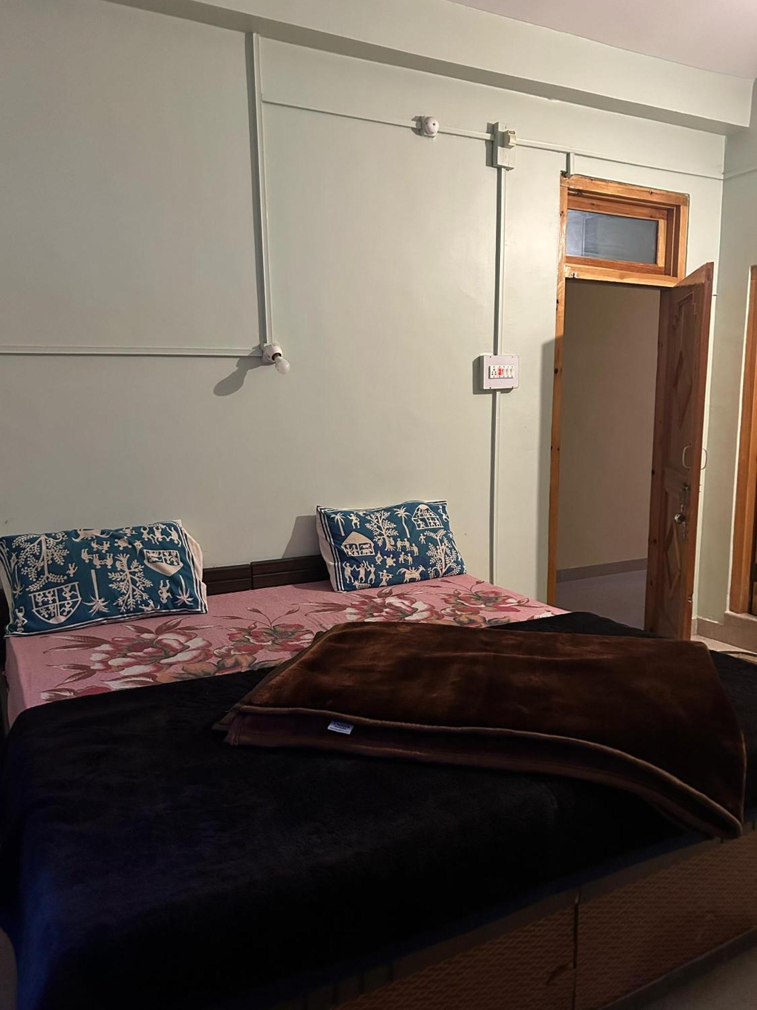 New Brahma Cafe Guest House Kalgha 外观 照片